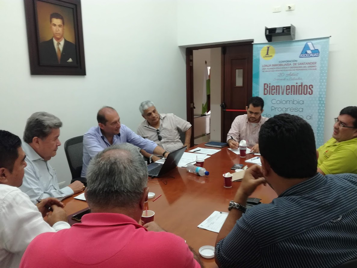 Equipo inmobiliario reunido en oficina moderna